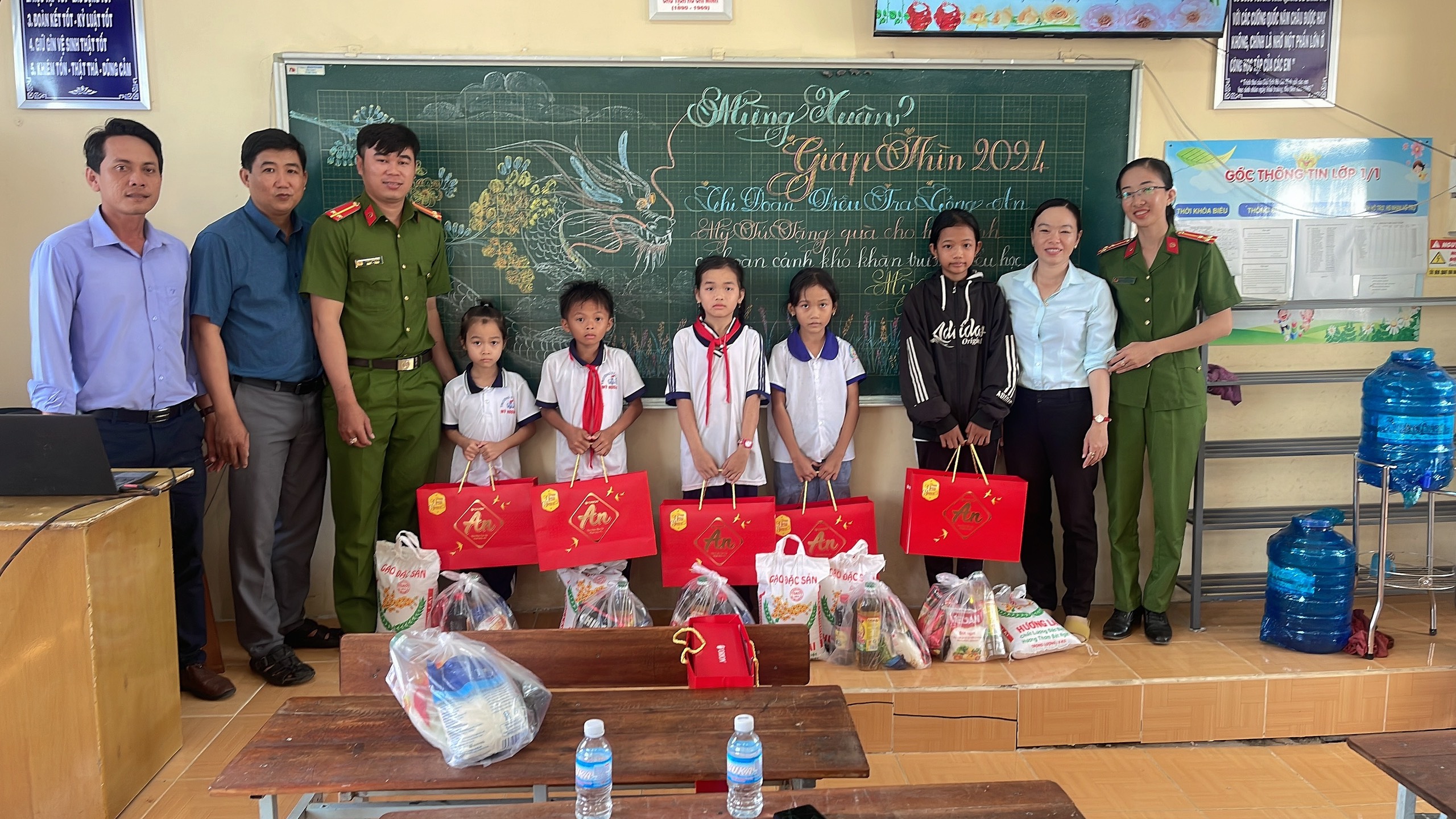 Trao yêu thương đến các em học sinh có hoàn cảnh khó khăn tại trường TH Mỹ Hương A